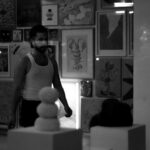 Gerardo Ravelo Instagram - un suéter blanco y negro amarrado en la cintura tratando de escapar y perderse en la aventura.