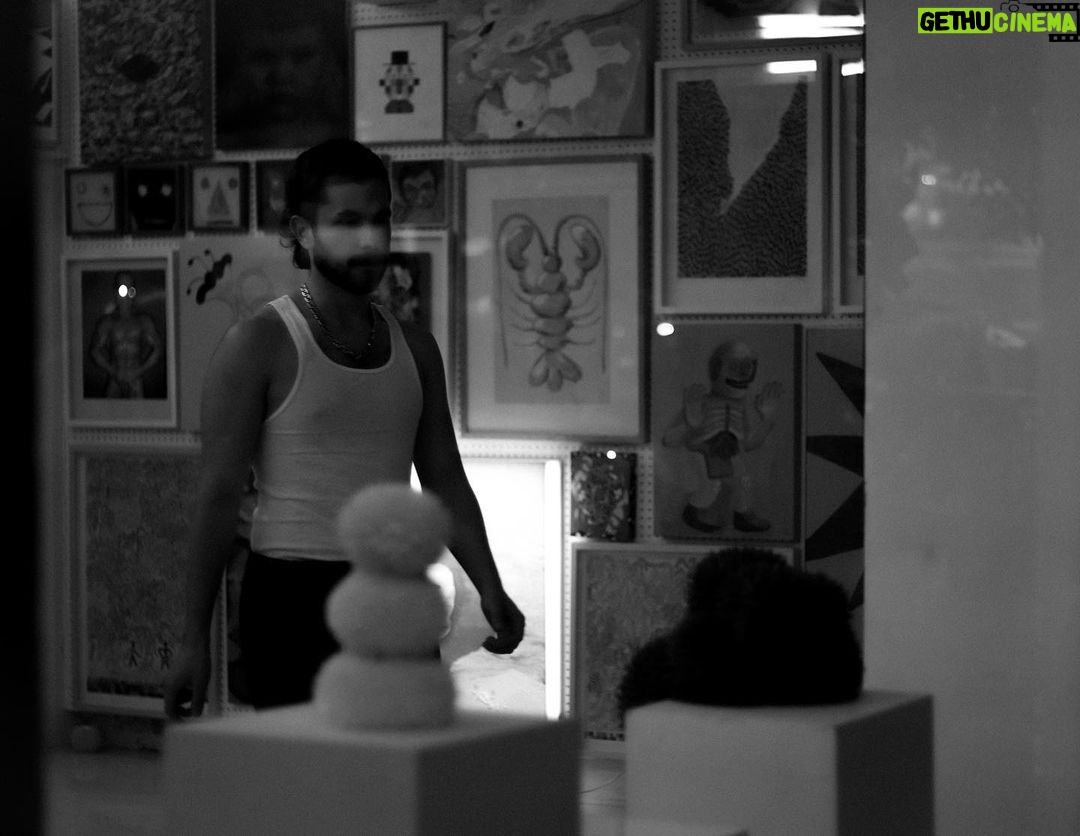 Gerardo Ravelo Instagram - un suéter blanco y negro amarrado en la cintura tratando de escapar y perderse en la aventura.