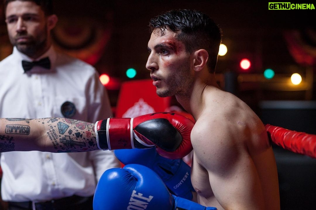 Giacomo Ferrara Instagram - È da un anno che non vedevo l’ora di potervi comunicare ufficialmente l’uscita al cinema di questo film! 🥊 GHIACCIO Film evento 7-8-9 Febbraio 2022 Regia di @delealessio e @fabriziomoropage Prodotto da @lacasarossasrl @tenderstories_ Distribuito da @visionfilmdistribution Molte delle persone che ho incontrato in questo film sono felice di poterle chiamare oggi amici. E qui ne potete vedere un po’.