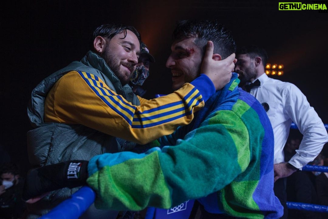 Giacomo Ferrara Instagram - È da un anno che non vedevo l’ora di potervi comunicare ufficialmente l’uscita al cinema di questo film! 🥊 GHIACCIO Film evento 7-8-9 Febbraio 2022 Regia di @delealessio e @fabriziomoropage Prodotto da @lacasarossasrl @tenderstories_ Distribuito da @visionfilmdistribution Molte delle persone che ho incontrato in questo film sono felice di poterle chiamare oggi amici. E qui ne potete vedere un po’.
