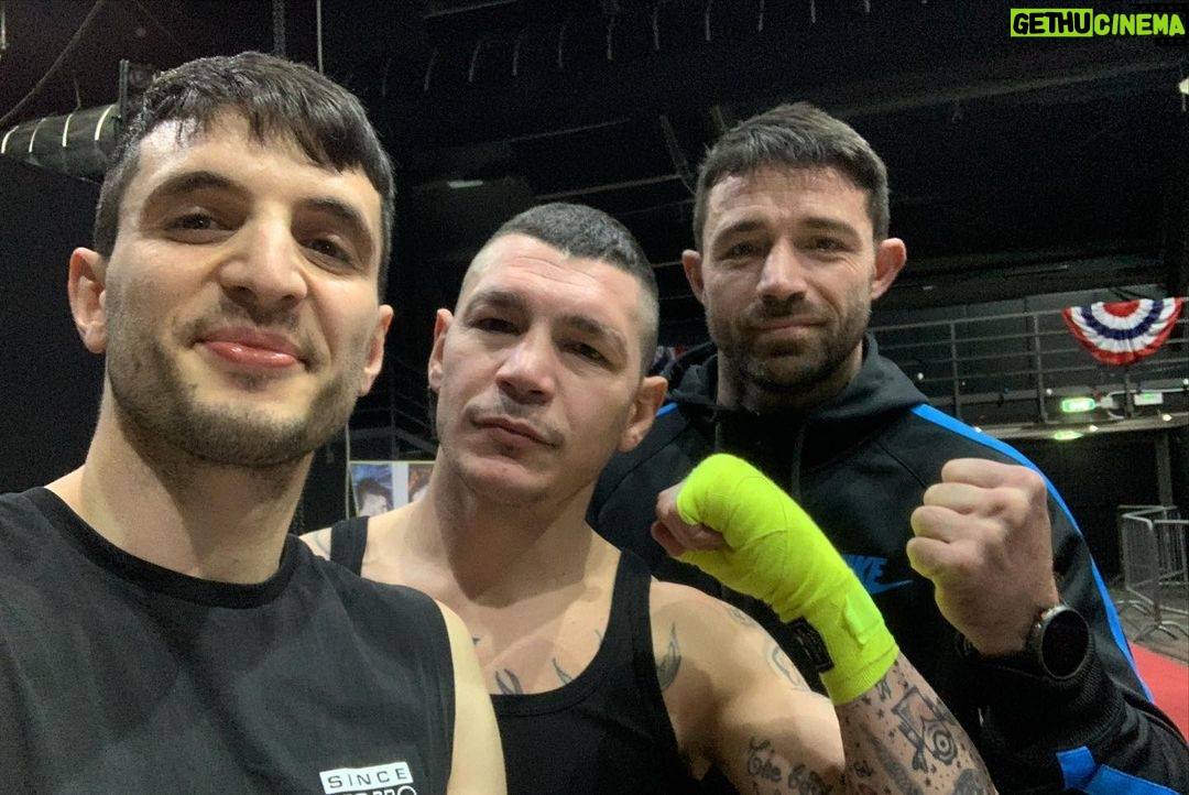 Giacomo Ferrara Instagram - È da un anno che non vedevo l’ora di potervi comunicare ufficialmente l’uscita al cinema di questo film! 🥊 GHIACCIO Film evento 7-8-9 Febbraio 2022 Regia di @delealessio e @fabriziomoropage Prodotto da @lacasarossasrl @tenderstories_ Distribuito da @visionfilmdistribution Molte delle persone che ho incontrato in questo film sono felice di poterle chiamare oggi amici. E qui ne potete vedere un po’.