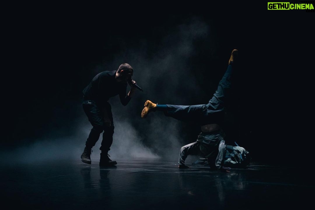 Giacomo Ferrara Instagram - Porto ancora addosso le emozioni di queste prime repliche di “CROLLI” al @teatrobrancaccio È stata una sfida bellissima, e un viaggio meraviglioso, che sicuramente non finirà con queste due prime date. Ringrazio @alessiagattachoreographer per la sua arte, la sua follia, per aver creduto in me e immaginato un tale spettacolo. Ringrazio tutta la compagnia formata da grandi artisti, con cui ho condiviso ore ed ore di prove, ansie e gioie che questo lavoro ci pone davanti ogni giorno. Le colonna sonora incredibile e suggestiva dei @mokadelic Ma soprattutto voglio ringraziare @matrice_n #OTI @teatrobrancaccio e il @futurofestival.roma per aver sposato e creduto in un progetto tanto ambizioso soprattutto in un tale periodo storico. Chi è stato a teatro ci ha ringraziato per le emozioni che ha provato e per aver riscoperto, dopo tutto quello che è successo, la bellezza del teatro e dello spettacolo dal vivo. Noi ci abbiamo messo anima, corpo e sangue. Dalle macerie siamo rinati. Spero che sia una delle prime piccole fiamme che riaccendono la cultura. Viva il teatro Teatro Brancaccio