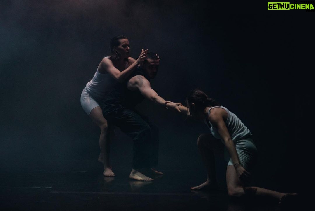 Giacomo Ferrara Instagram - Porto ancora addosso le emozioni di queste prime repliche di “CROLLI” al @teatrobrancaccio È stata una sfida bellissima, e un viaggio meraviglioso, che sicuramente non finirà con queste due prime date. Ringrazio @alessiagattachoreographer per la sua arte, la sua follia, per aver creduto in me e immaginato un tale spettacolo. Ringrazio tutta la compagnia formata da grandi artisti, con cui ho condiviso ore ed ore di prove, ansie e gioie che questo lavoro ci pone davanti ogni giorno. Le colonna sonora incredibile e suggestiva dei @mokadelic Ma soprattutto voglio ringraziare @matrice_n #OTI @teatrobrancaccio e il @futurofestival.roma per aver sposato e creduto in un progetto tanto ambizioso soprattutto in un tale periodo storico. Chi è stato a teatro ci ha ringraziato per le emozioni che ha provato e per aver riscoperto, dopo tutto quello che è successo, la bellezza del teatro e dello spettacolo dal vivo. Noi ci abbiamo messo anima, corpo e sangue. Dalle macerie siamo rinati. Spero che sia una delle prime piccole fiamme che riaccendono la cultura. Viva il teatro Teatro Brancaccio