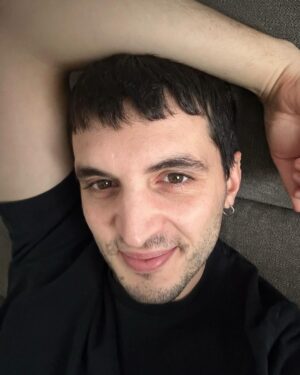 Giacomo Ferrara Instagram - Grazie di cuore per tutto l’affetto e i messaggi che stiamo ricevendo. 

Suburræterna è prima in Italia e la seconda serie più vista su Netflix in tutto il mondo in questa settimana.

Grazie ♥️🙏🏻