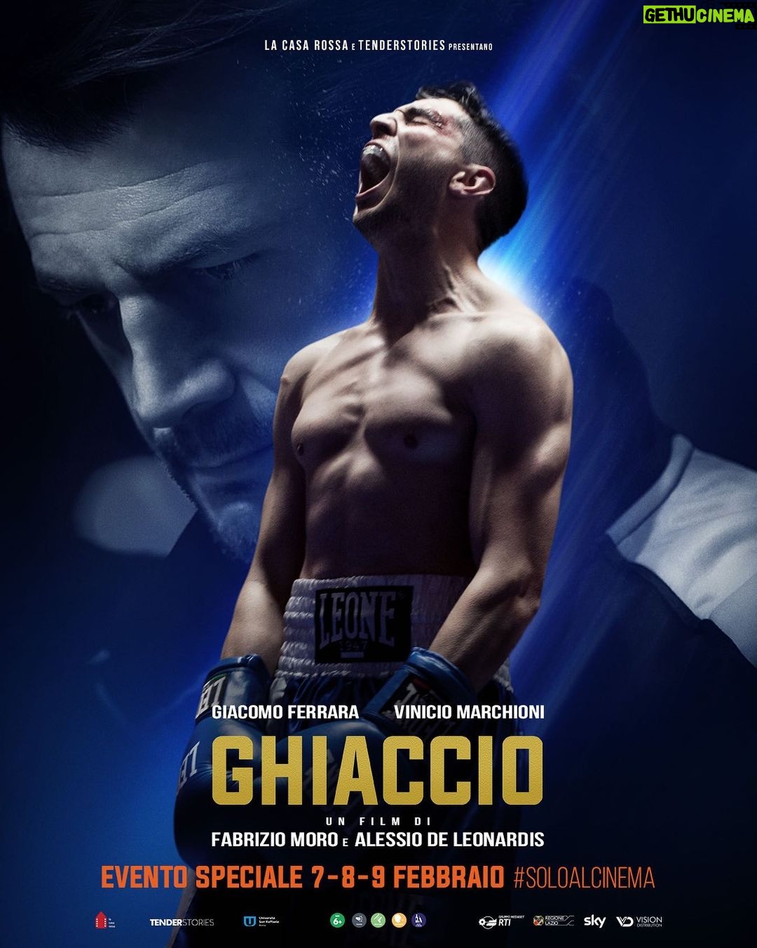 Giacomo Ferrara Instagram - Una delle cose che mi è stata insegnata è l’importanza del grazie! Pubblicare il poster di GHIACCIO mi da l’opportunità dì farlo. Voglio ringraziare @delealessio e @fabriziomoropage perché hanno pensato, scritto e diretto un film unico nel suo genere , capitani dì una troupe meravigliosa. Voglio ringraziare @lacasarossasrl e @tenderstories_ per tutta la loro passione e professionalità. Grazie a @vinicio_marchioni per essere stato un grande compagno dì viaggio. Grazie a @lelepropizio mio fratello, nel film e nella vita. Con loro tutti i miei colleghi che sono stati infinitamente preziosi. Grazie a @mirkovalentino60 grande pugile dentro e fuori il ring. Grazie a @eastunt__ per il grande lavoro fatto insieme per preparare la coreografia del match. Grazie a @julmec per avermi seguito nel mio percorso alimentare. Grazie a @giovannidecarolisboxe un campione dal cuore d’oro e dì umiltà infinita, che mi ha adottato per 3 mesi e mezzo standomi accanto durante tutta la preparazione in palestra, compreso Natale e Capodanno, per insegnarmi la nobile arte. E un infinito grazie ad @alexprete che da 13 anni è sempre accanto a me, da maestro e amico, e che mi aiuta a creare tutti i miei personaggi, compreso Giorgio. 7-8-9 Febbraio Ghiaccio evento speciale al cinema @visionfilmdistribution @federazionepugilisticaitaliana
