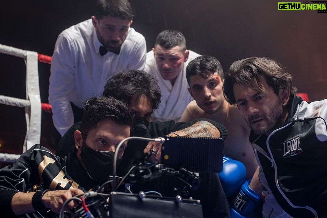 Giacomo Ferrara Instagram - È da un anno che non vedevo l’ora di potervi comunicare ufficialmente l’uscita al cinema di questo film! 🥊 GHIACCIO Film evento 7-8-9 Febbraio 2022 Regia di @delealessio e @fabriziomoropage Prodotto da @lacasarossasrl @tenderstories_ Distribuito da @visionfilmdistribution Molte delle persone che ho incontrato in questo film sono felice di poterle chiamare oggi amici. E qui ne potete vedere un po’.