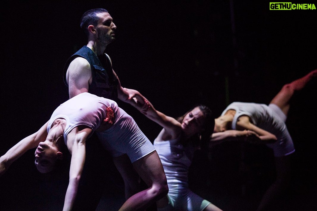 Giacomo Ferrara Instagram - Porto ancora addosso le emozioni di queste prime repliche di “CROLLI” al @teatrobrancaccio È stata una sfida bellissima, e un viaggio meraviglioso, che sicuramente non finirà con queste due prime date. Ringrazio @alessiagattachoreographer per la sua arte, la sua follia, per aver creduto in me e immaginato un tale spettacolo. Ringrazio tutta la compagnia formata da grandi artisti, con cui ho condiviso ore ed ore di prove, ansie e gioie che questo lavoro ci pone davanti ogni giorno. Le colonna sonora incredibile e suggestiva dei @mokadelic Ma soprattutto voglio ringraziare @matrice_n #OTI @teatrobrancaccio e il @futurofestival.roma per aver sposato e creduto in un progetto tanto ambizioso soprattutto in un tale periodo storico. Chi è stato a teatro ci ha ringraziato per le emozioni che ha provato e per aver riscoperto, dopo tutto quello che è successo, la bellezza del teatro e dello spettacolo dal vivo. Noi ci abbiamo messo anima, corpo e sangue. Dalle macerie siamo rinati. Spero che sia una delle prime piccole fiamme che riaccendono la cultura. Viva il teatro Teatro Brancaccio