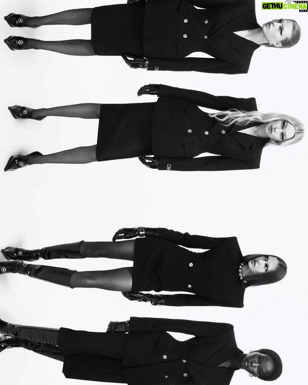 Gigi Hadid Instagram - New @Versace by Mert & Marcus 🖤💕 grazie per sempre @donatella_versace