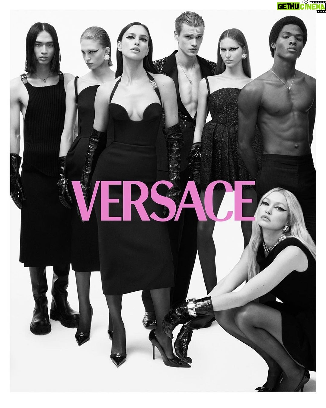 Gigi Hadid Instagram - New @Versace by Mert & Marcus 🖤💕 grazie per sempre @donatella_versace