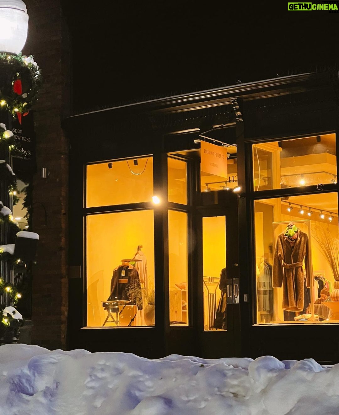 Gigi Hadid Instagram - The @guestinresidence ASPEN FEEL SHOP is NOW OPEN for the season! 413 E Hyman Ave. 💛 Big thanks to all my friends who joined for a celebratory weekend on the slopes! 🏔🧣 Aspen, Colorado