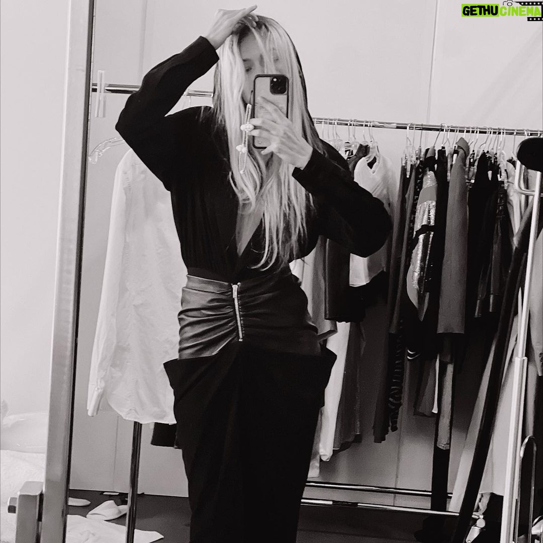 Gigi Hadid Instagram - back 2 work ! nyc x paris