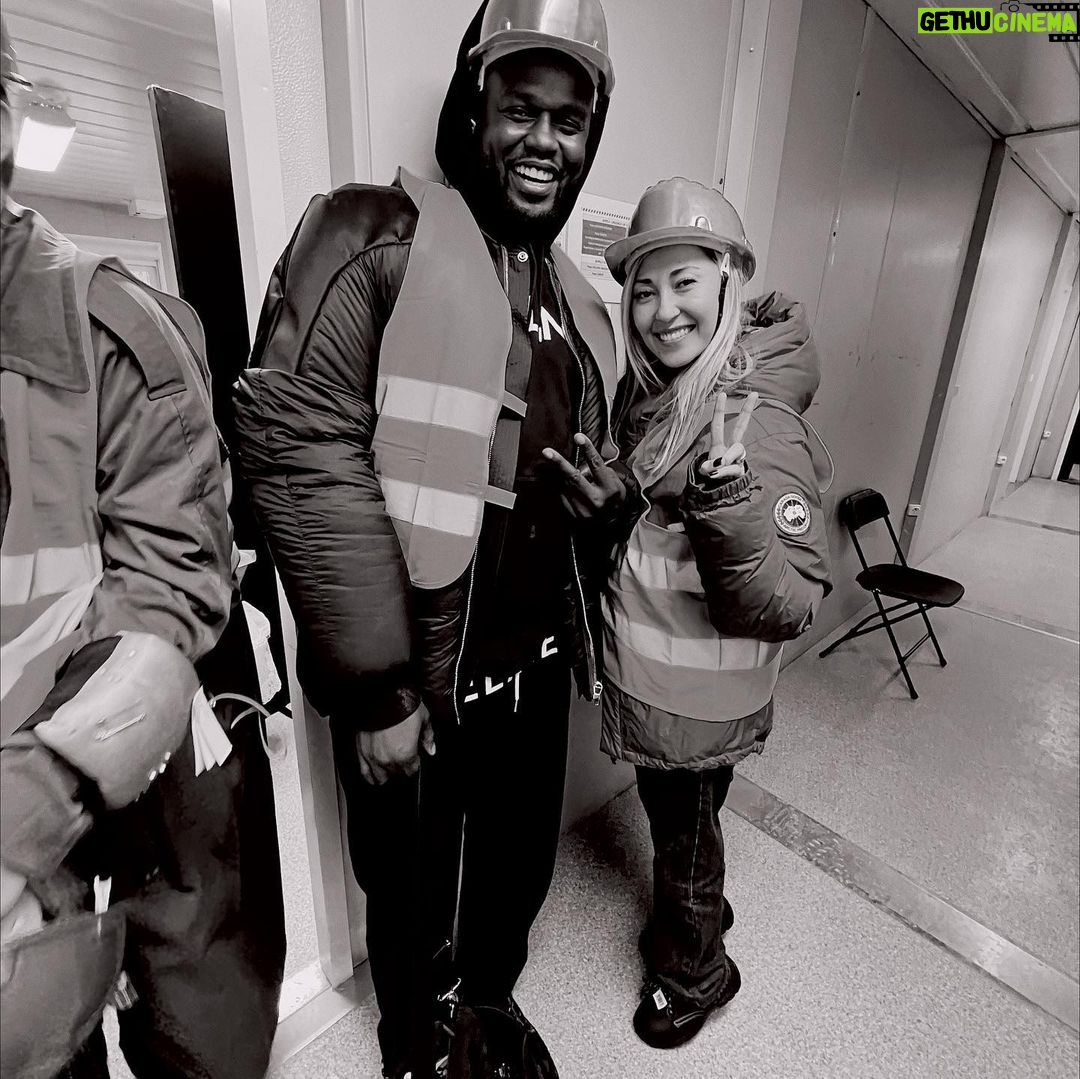 Gigi Hadid Instagram - back 2 work ! nyc x paris