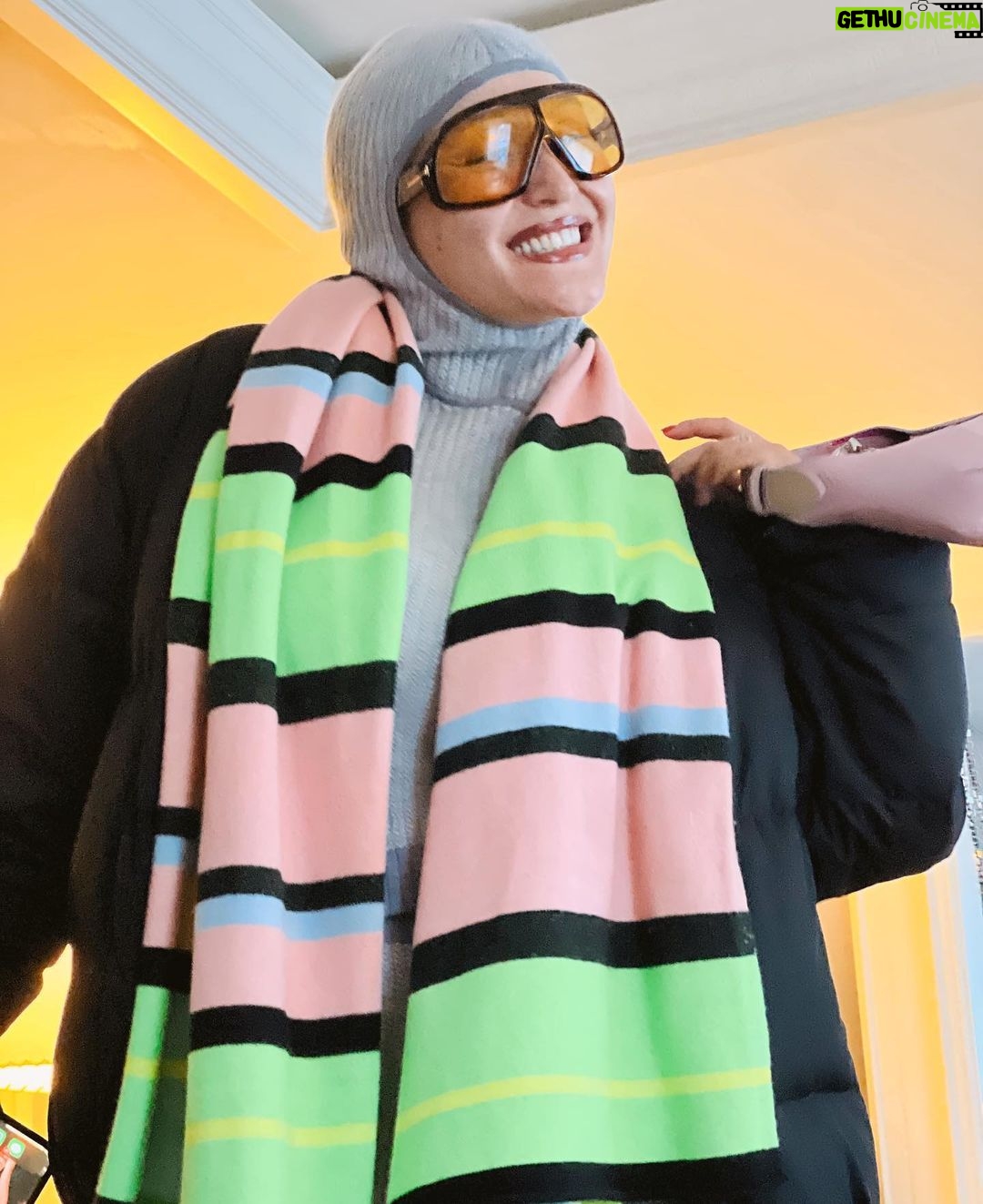 Gigi Hadid Instagram - The @guestinresidence ASPEN FEEL SHOP is NOW OPEN for the season! 413 E Hyman Ave. 💛 Big thanks to all my friends who joined for a celebratory weekend on the slopes! 🏔🧣 Aspen, Colorado