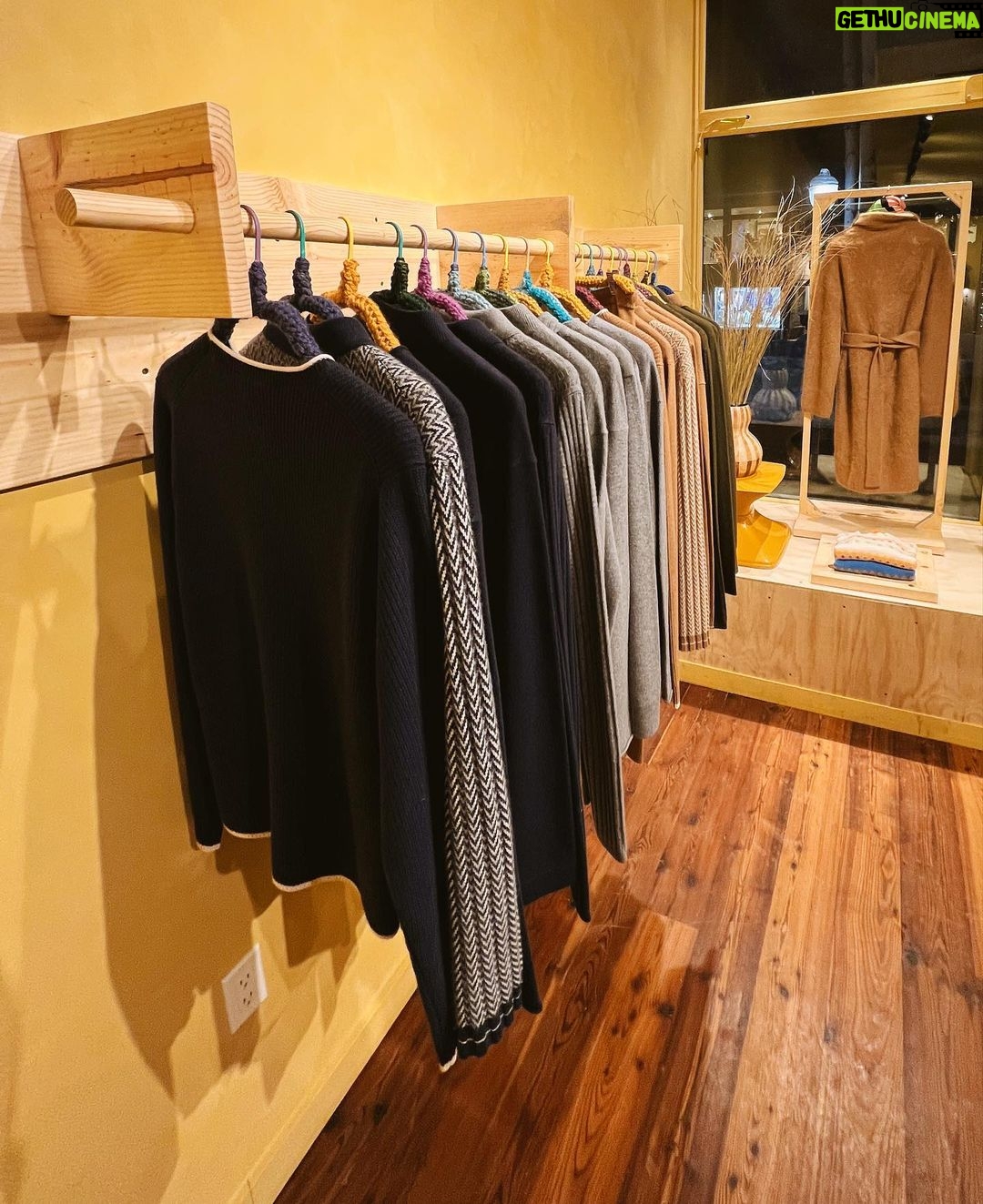 Gigi Hadid Instagram - The @guestinresidence ASPEN FEEL SHOP is NOW OPEN for the season! 413 E Hyman Ave. 💛 Big thanks to all my friends who joined for a celebratory weekend on the slopes! 🏔🧣 Aspen, Colorado