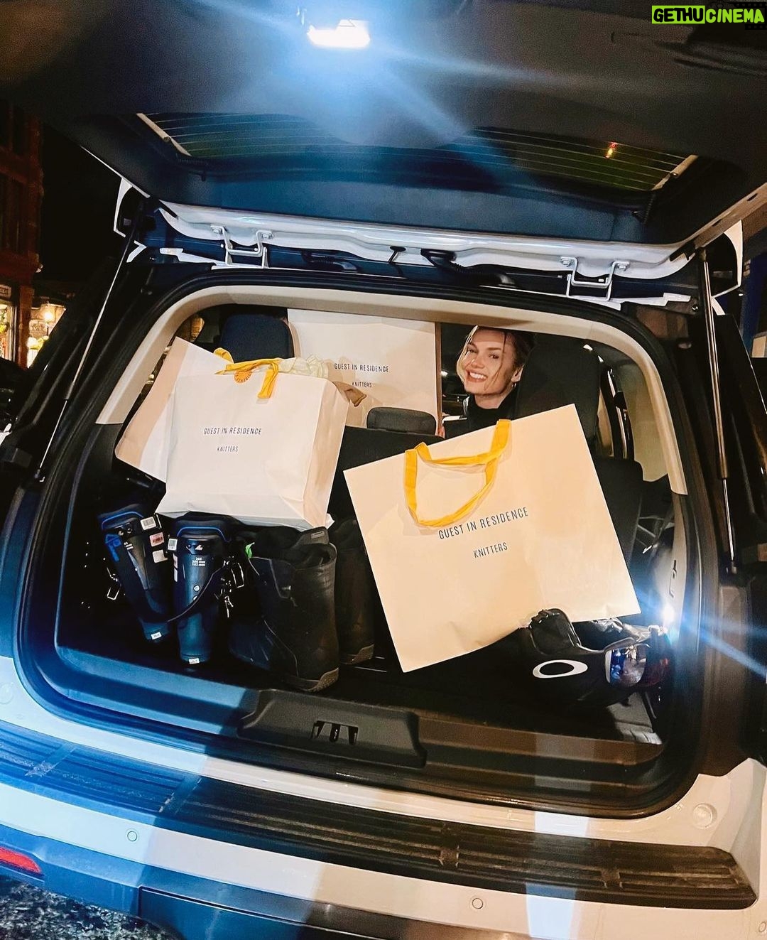 Gigi Hadid Instagram - The @guestinresidence ASPEN FEEL SHOP is NOW OPEN for the season! 413 E Hyman Ave. 💛 Big thanks to all my friends who joined for a celebratory weekend on the slopes! 🏔🧣 Aspen, Colorado