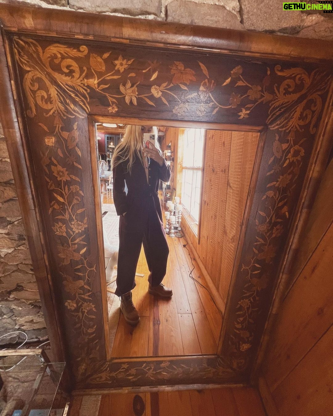 Gigi Hadid Instagram - bts @guestinresidence β¦ WORKWEAR β limited-edition ten-piece collection drops in 1 HOUR (10am EST) only on GuestInResidence.com πͺΆπͺ΅π»