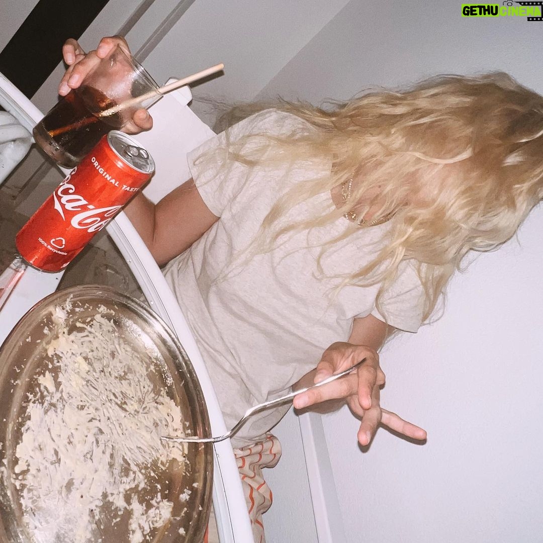 Gigi Hadid Instagram - so many of the best summer moments were accompanied by my favorite people, favorite food, and a @Cocacola 🌮❣️🗺️🤿🍔#RecipeforMagic #CokePartner