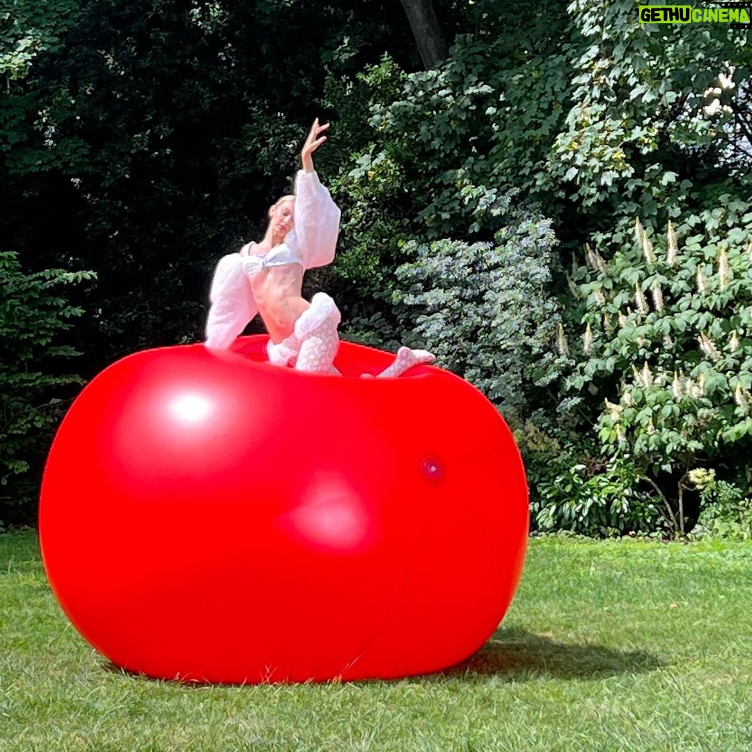 Gigi Hadid Instagram - *making of* le chouchou @jacquemus — such a fun day ❣️🎪