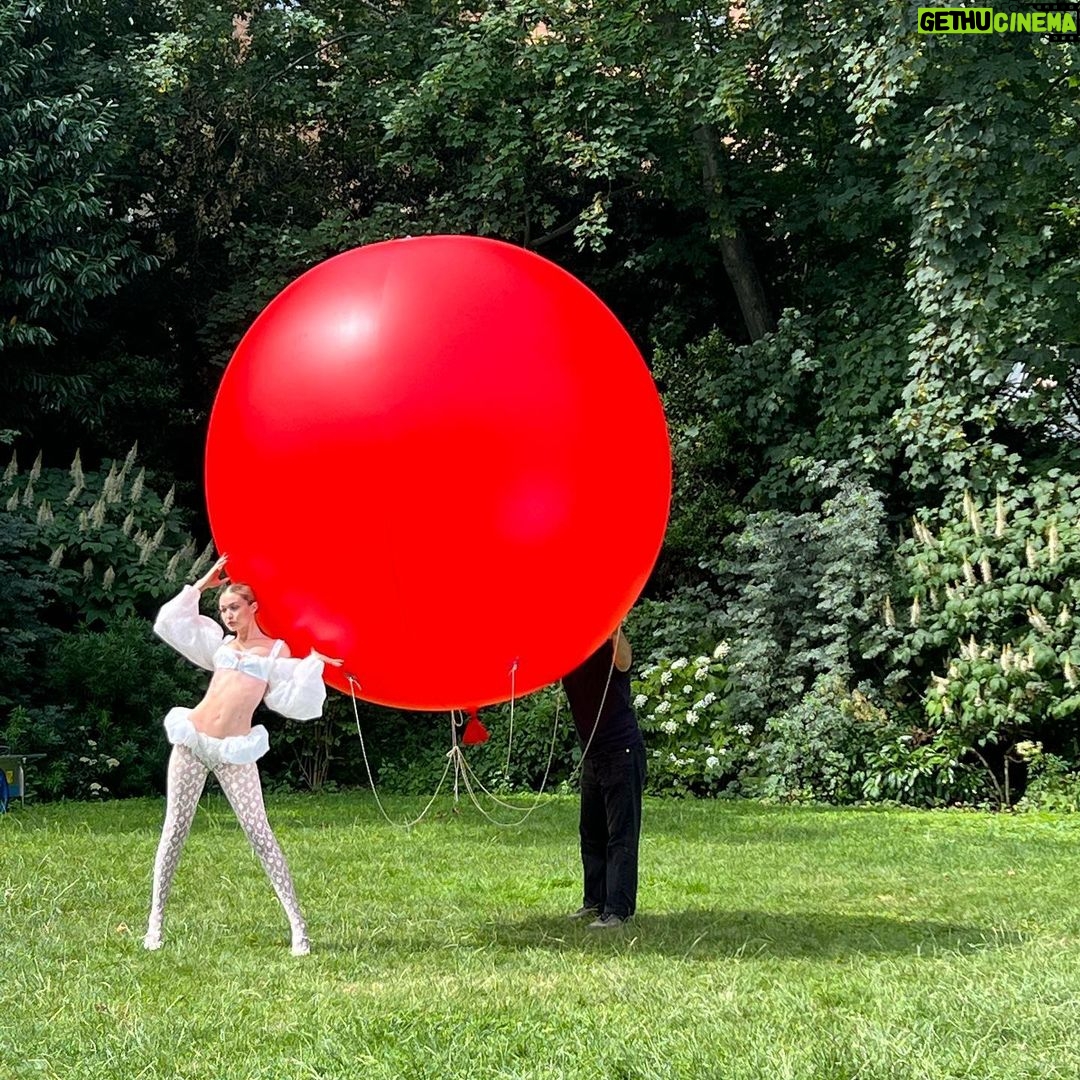 Gigi Hadid Instagram - *making of* le chouchou @jacquemus — such a fun day ❣️🎪