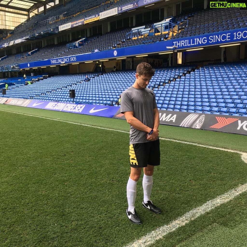 Giles Matthey Instagram - It was 21 years ago that I laid your ashes in this exact spot on the @chelseafc pitch. I am so thankful I got the chance to speak with you today, I scored a goal at the shed end for you dad, I could feel you with me and know you were watching me play. I won’t get the chance to come and say hello again most likely but I’m so happy I did. I miss you every day and love you very much. Sorry for getting teary eyed, it’s been so long and I remember standing just like this as a school boy all those years ago. What a special day for me and thank you to @samthemiddleman for inviting me to play on the hallowed turf and allowing me to say hello to my dad. I won’t forget today. #speciallifemoment