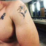 Giles Matthey Instagram – New Tattoo wat ya gonna do 🤷🏻‍♂️ @goldendaggers #finelines