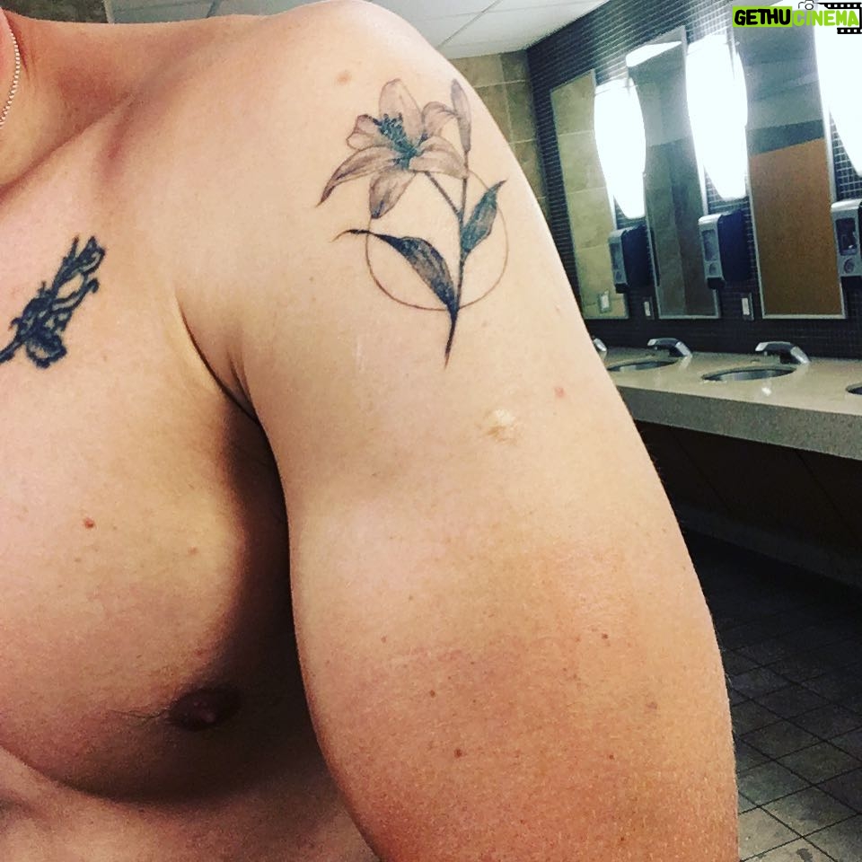 Giles Matthey Instagram - New Tattoo wat ya gonna do 🤷🏻‍♂️ @goldendaggers #finelines