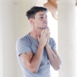 Giles Matthey Instagram - "Did I leave the gas on?" #seriousmodelling @onceabcofficial @george_elder another goody from George! 🖤🖤🖤🖤🖤🖤🖤