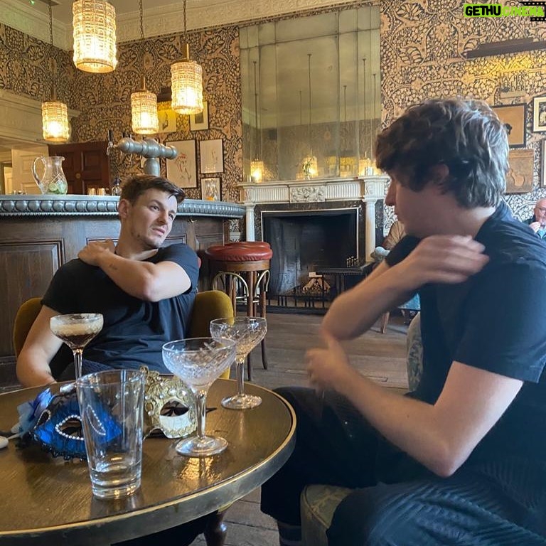 Giles Matthey Instagram - I miss pre covid days ....“Oi let’s scratch our shoulders at the same time..... go” @lukewhereyougoing @ellierosemusic #funandgames London, United Kingdom