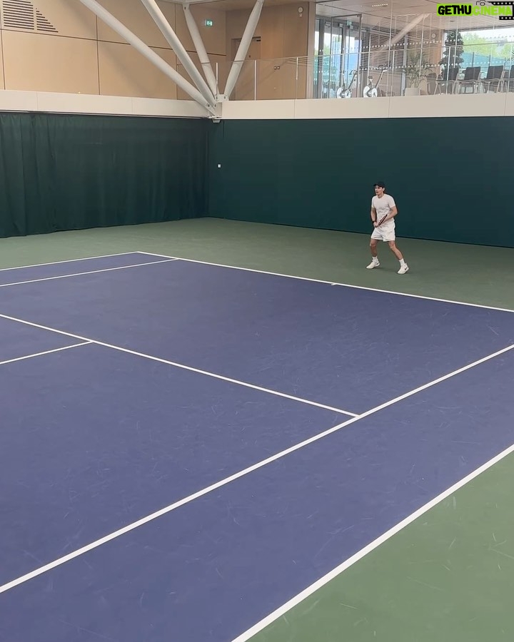 Giles Matthey Instagram - Character training 🎾 🎥 📺 🤫 thanks to @harriet_dart legend Wimbledon