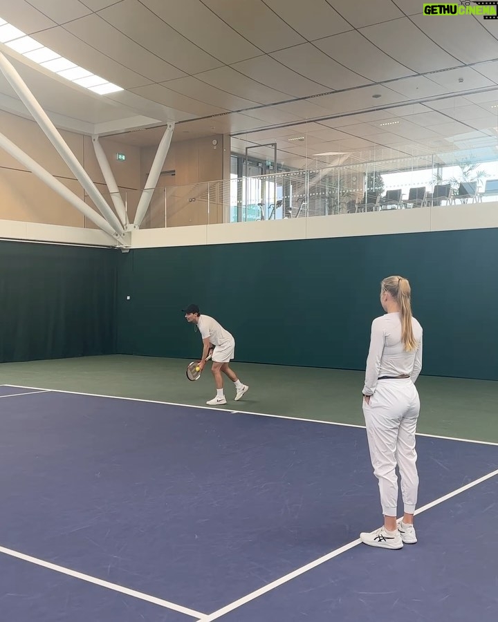 Giles Matthey Instagram - Character training 🎾 🎥 📺 🤫 thanks to @harriet_dart legend Wimbledon