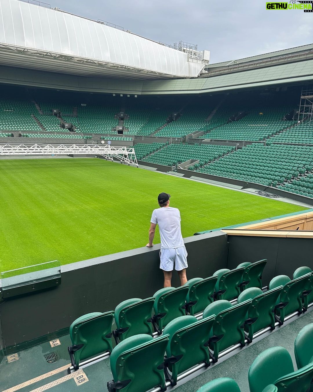 Giles Matthey Instagram - Character training 🎾 🎥 📺 🤫 thanks to @harriet_dart legend Wimbledon