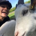 Giles Matthey Instagram – Photobombed Kevin the goat
#goatlife #goatymcgoaterson @sohofarmhouse United Kingdom