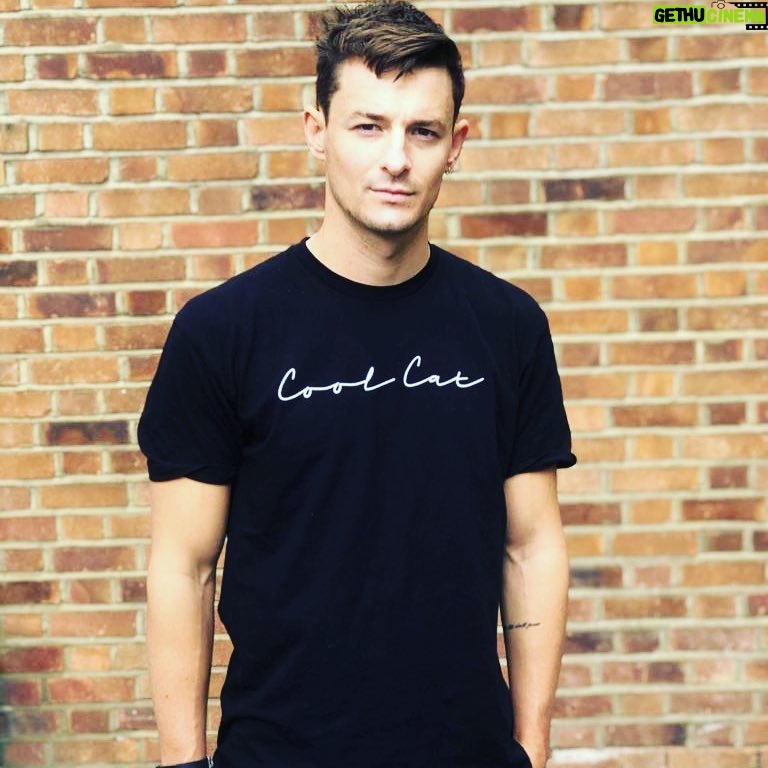 Giles Matthey Instagram - 🥶😼. Pretending to b cool by a wall. Love this T-shirt though. @drinkcoolcat @rocco_venneri .