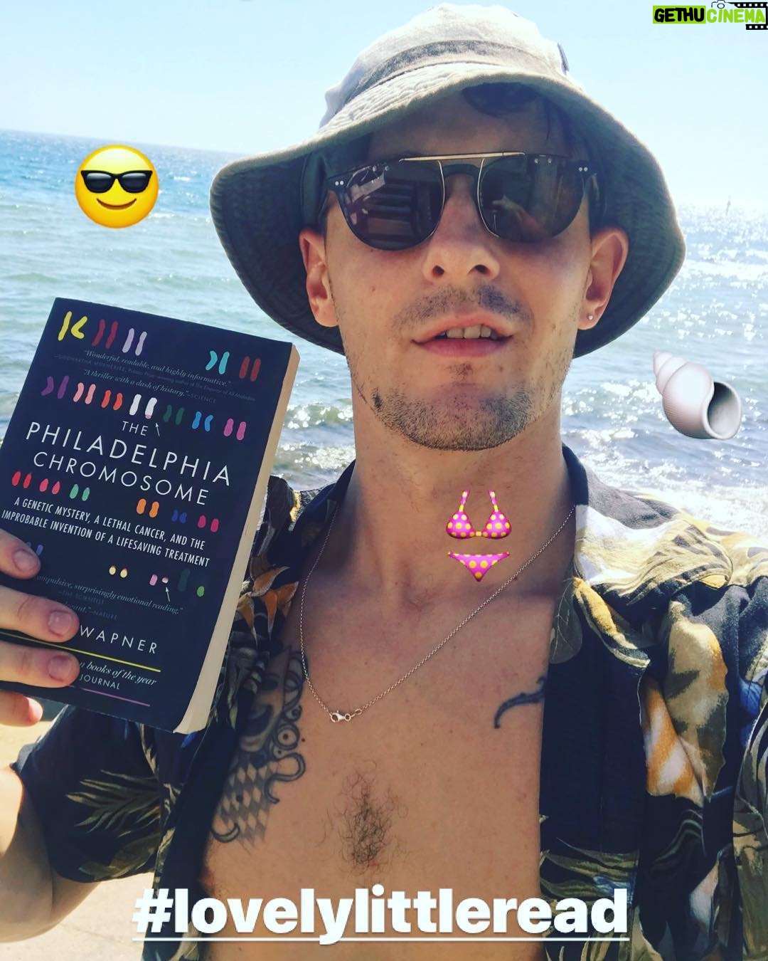 Giles Matthey Instagram - A good book and a good beach #merrynewyear