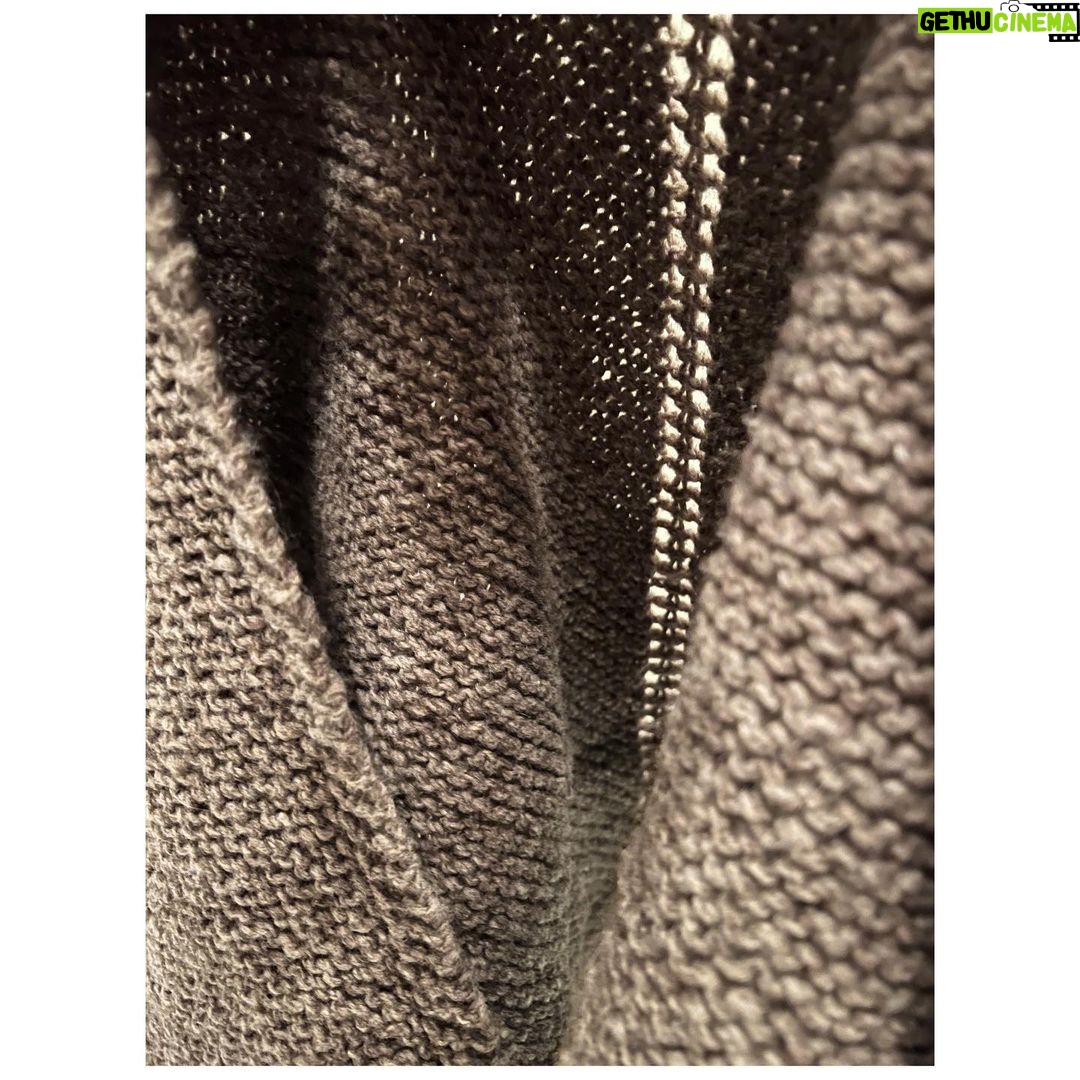 Ginnifer Goodwin Instagram - I #knit another thing! Here’s a @tincanknits shawl that is so cozy, I have only taken it off to cook — because smells — and to sleep — because husband, though it goes quite well with nightgowns and hot water bottles — and I’m sure you can tell that I’m preening.