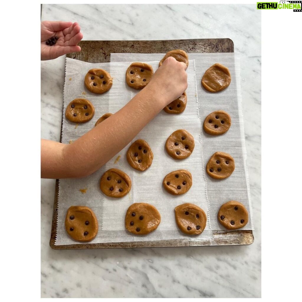 Ginnifer Goodwin Instagram - Here is a 3 ingredient peanut butter #cookies recipe by @katgoldin which becomes a 4 ingredient peanut butter cookies recipe when you (obviously) add chocolate. I recommend chilling the dough. If you recommend any kid-(as-cook)-friendly recipes, I am all ears.