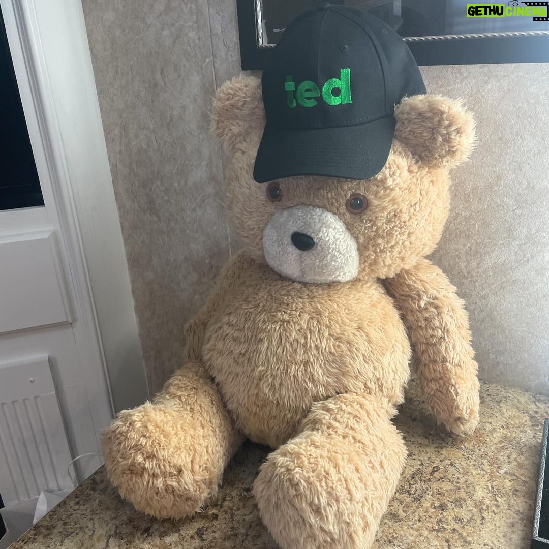Giorgia Whigham Instagram - Bennett family 💚 countdown to Ted on @peacock January 11th 💚🐻