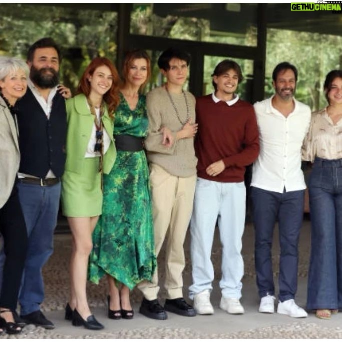 Giorgia Wurth Instagram - Oggi a Roma si è tenuta la conferenza stampa di #eppurecadiamofelici, serie supercolorata che andrà in onda su @raiplay_official Ci siamo voluti molto bene. Siamo caduti felici. Venite a prenderci dal 6 ottobre 🐸 Grazie @avant_toi.it per questo abito così verde che è impossibile non sperare. Rai Viale Mazzini