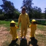 Giorgia Wurth Instagram – Ogni volta che posso porto i bambini nella natura.

Ho scoperto, grazie al @gruppodiletturacarmagnola, un angolo di paradiso nel cuore del Roero, in Piemonte. Li ci sono tanti giovani, molte ragazze, che, invece di andarsene, portano avanti con fatica e tanto amore le tradizioni del territorio.

Come Lorena, apicoltrice e coltivatrice (@reradminot) , e Giorgia, che gestisce una cascina meravigliosa, la @cascina_cortassa

Andateci, e sarete un po’ più felici.

Ps: ma vogliamo parlare della genialità delle api?