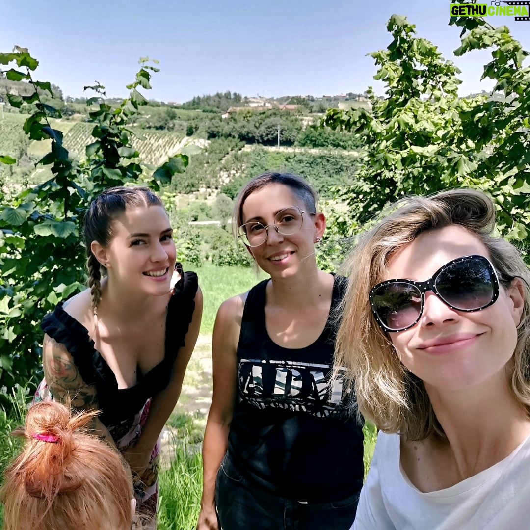 Giorgia Wurth Instagram - Ogni volta che posso porto i bambini nella natura. Ho scoperto, grazie al @gruppodiletturacarmagnola, un angolo di paradiso nel cuore del Roero, in Piemonte. Li ci sono tanti giovani, molte ragazze, che, invece di andarsene, portano avanti con fatica e tanto amore le tradizioni del territorio. Come Lorena, apicoltrice e coltivatrice (@reradminot) , e Giorgia, che gestisce una cascina meravigliosa, la @cascina_cortassa Andateci, e sarete un po' più felici. Ps: ma vogliamo parlare della genialità delle api?
