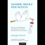 Giorgia Wurth Instagram - Dunque, per questo quarto (quarto😲🙃) libro ho scelto di auto-pubblicarmi (per tutta una serie di motivi che poi se vorrete vi racconterò ma che posso intanto riassumervi in una parola: LIBERTA'). E quando tu sei anche l'editore, devi pensare a tutto. Ma proprio a tutto. Avevo un'idea di #copertina, e l'ho subito condivisa coi miei bambini che, spontaneamente, hanno provato a disegnarmela. Tra l'altro mi piaceva che la figura fosse realizzata da un bimbo. Ora, se ne avessi scelta una, l'altro ci sarebbe rimasto male. Così ho chiesto una bozza a mio nipote, @davide_recagno, e poi, sempre spontaneamente, ho scelto la sua:))) Se scorrete le foto, vedrete l'evoluzione (la prima è di Leila, la seconda di Lucas, la terza di Davide) Ps: i miei figli intanto ci hanno preso gusto e ora stanno creando un libretto loro due insieme... A proposito, vi piace la copertina?? #mammesingleperscelta #noeditore