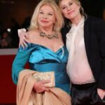 Giorgia Wurth Instagram - E pensare che io cercavo solo un pretesto per stare ancora un po' con lei, dopo la nostra tournée a teatro. Un pretesto che è diventato un piccolo film, un viaggio con, e su di, lei. Che ha vinto pure il Nastro D'Argento. Per chi volesse vederlo, o rivederlo, per chi si sveglia presto anche se è domenica, per chi non è ancora andato a letto, perché è domenica, domani mattina alle 7.50 su Rai2 c'è #Salvatrice Grazie a chi mi ha aiutato a concretizzare un sogno. "Il viaggio di Salvatrice Elena Greco parte da Tunisi nel 1933, e da lì non si ferma più. Tra successi, amori, sconfitte, incontri, processi, luci, silenzi e kebab, il ritratto di una donna che tutti credono di conoscere, ma che in pochi hanno capito davvero: Sandra Milo. È il documentario di Giorgia Wurth dedicato alla diva del cinema italiano e musa felliniana per eccellenza. Un percorso lungo il cinema degli Anni Cinquanta e Sessanta in compagnia della stessa Milo, che ripercorre la sua carriera dagli albori ai nostri giorni. "