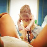 Giorgia Wurth Instagram – Stamattina mentre camminavo verso la stazione, una signora anziana, molto anziana, è caduta. Si trovava stesa sulla strada, dolorante, mentre una giovane volontaria della Croce Rossa si prendeva cura di lei. La signora piangeva, e gridava Mamma.

Mio papà è in ospedale, e nel letto di fronte al suo c’è un uomo di mezza età, robusto, molto robusto, che di notte, mentre delira, chiama Mamma.

George Floyd, giovane afroamericano ucciso da un agente di polizia a Minneapolis, mentre veniva soffocato, con quelle poche forze che gli restavano attaccate all’anima, invocava Mamma.

I nostri bambini, accarezzandosi le ginocchia sbucciate, piangono Mamma.

In fondo non importa chi siamo, cosa abbiamo ottenuto, a cosa abbiamo rinunciato, quanto è ingiallita la foto sulla nostra carta di identità.

Quando sentiamo, o temiamo che sia finita, c’è un solo posto dove vorremmo tornare: quello da cui arriviamo.

#mamma