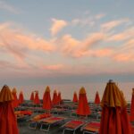 Giorgia Wurth Instagram – Quella parentesi di estate 
In cui la spiaggia rimane sola
E gli ombrelloni si chiudono sui lettini
Come pensieri sul collo

#edèsubitosera