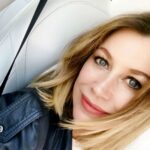 Giorgia Wurth Instagram - Ci sono un francese, due russi e una liguro/Svizzera in una Tesla. No, non è una barzelletta bensì: primo viaggio su #blablacar Fatto🌾 Io, che per scelta non ho la macchina, che amo i treni le corriere gli autobus le metropolitane i pattini le biciclette e, soprattutto, le mie gambe (alle 10.00 del mattino il telefono mi informa che ho completato i 10.000 passi), ho provato per la prima volta il #carsharing e credo che non potrò più farne a meno. Viaggio piacevolissimo in cui abbiamo inquinato poco e parlato tanto, un po' inglese, un po' francese, ci siamo raccontati un po' di vita, un po' di guerra, un po' di sogni. Fino a destinazione. Ma in fondo, chi se ne frega della meta quando il viaggio è una figata? Ps: e voi, lo avete mai fatto? Milano italy