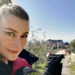 Giorgia Wurth Instagram - Spello alle mie spalle E poi su su, fino a #Collepino. Per pensare meno Per pensare meglio Per affidarsi agli ulivi Che paradiso che è l'Umbria #sentierodellacquedotto #festivaldispello #spello #umbria #ioluiealtrieffetticollaterali #graziemerda è