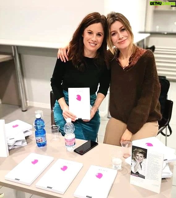 Giorgia Wurth Instagram - A te che sei sempre di corsa sui tacchetti che si impigliano nei tombini A te che sei un po' troppo buona A te che c'hai un coraggio più grosso del tuo condominio A te e alle mie diagnosi tue Grazie di esserci sempre e a prescindere. Ti voglio bene amica mia. @sarahmaestri #graziemerda Milano