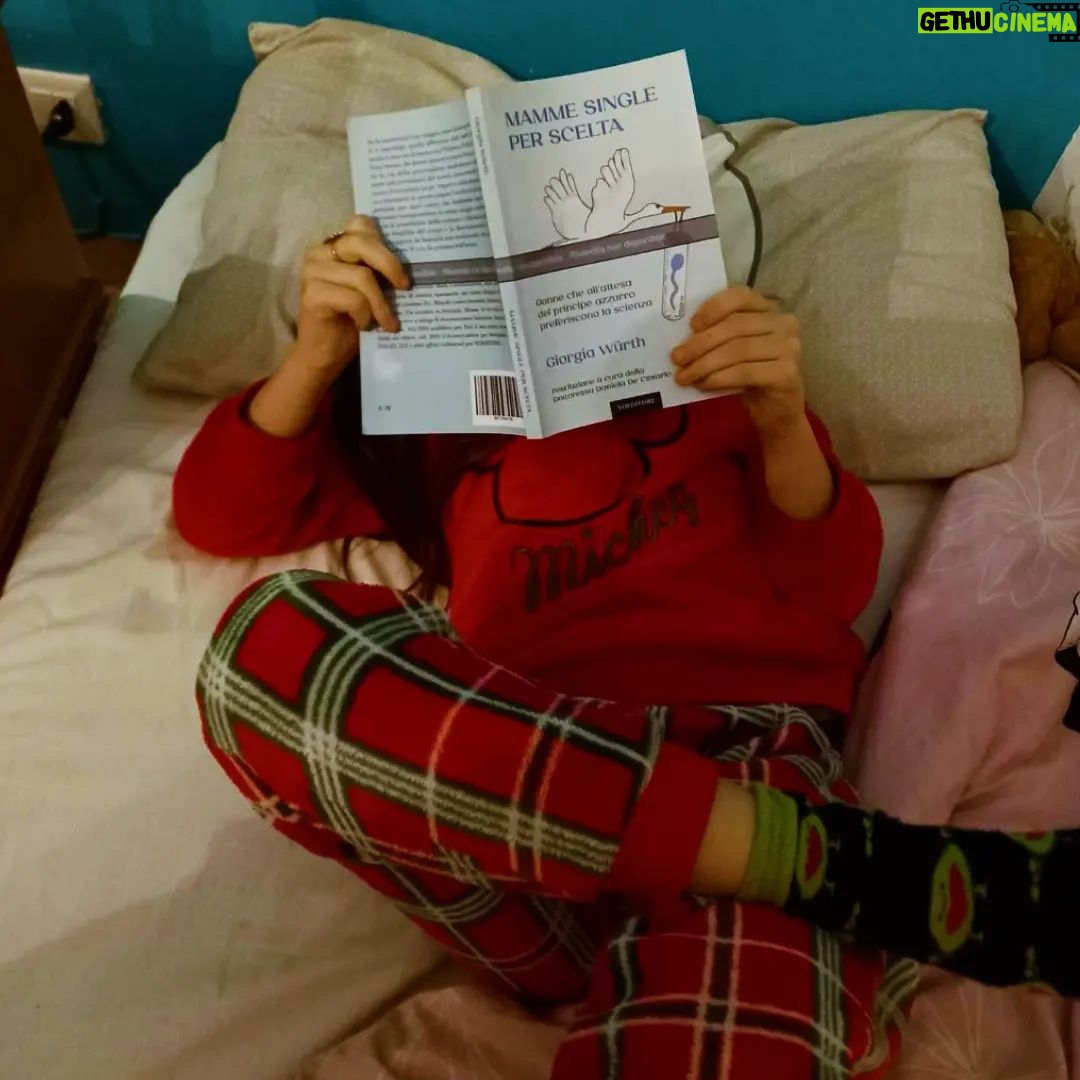Giorgia Wurth Instagram - Oggi una delle donne protagoniste delle storie del mio ultimo libro "Mamme single per scelta" mi ha mandato questa foto. Sapere che la sua bambina stia leggendo la favola vera di come, e quanto, la sua mamma abbia lottato per metterla al mondo mi commuove tantissimo. Grazie 🌺 (il libro potete trovarlo nel link in bio) #mammesingleperscelta #noeditore