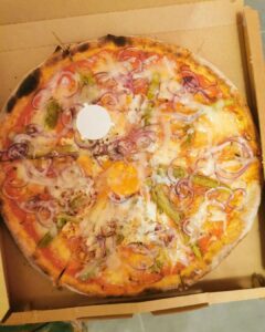 Giorgia Wurth Instagram - Attese in body, nei e pizza alle cipolle #camerini Gorizia