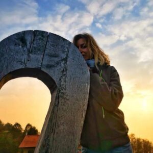Giorgia Würth Instagram - Con il piede destro sono in Slovenia, con quello sinistro in Italia.

Che terre meravigliose.

Grazie a @robertoleone_airfilm.it per le foto (solo quelle belle sono le sue, se scorrete) e a Vittorio per avermi ceduto la giacca (ma solo perché lui non aveva freddo)